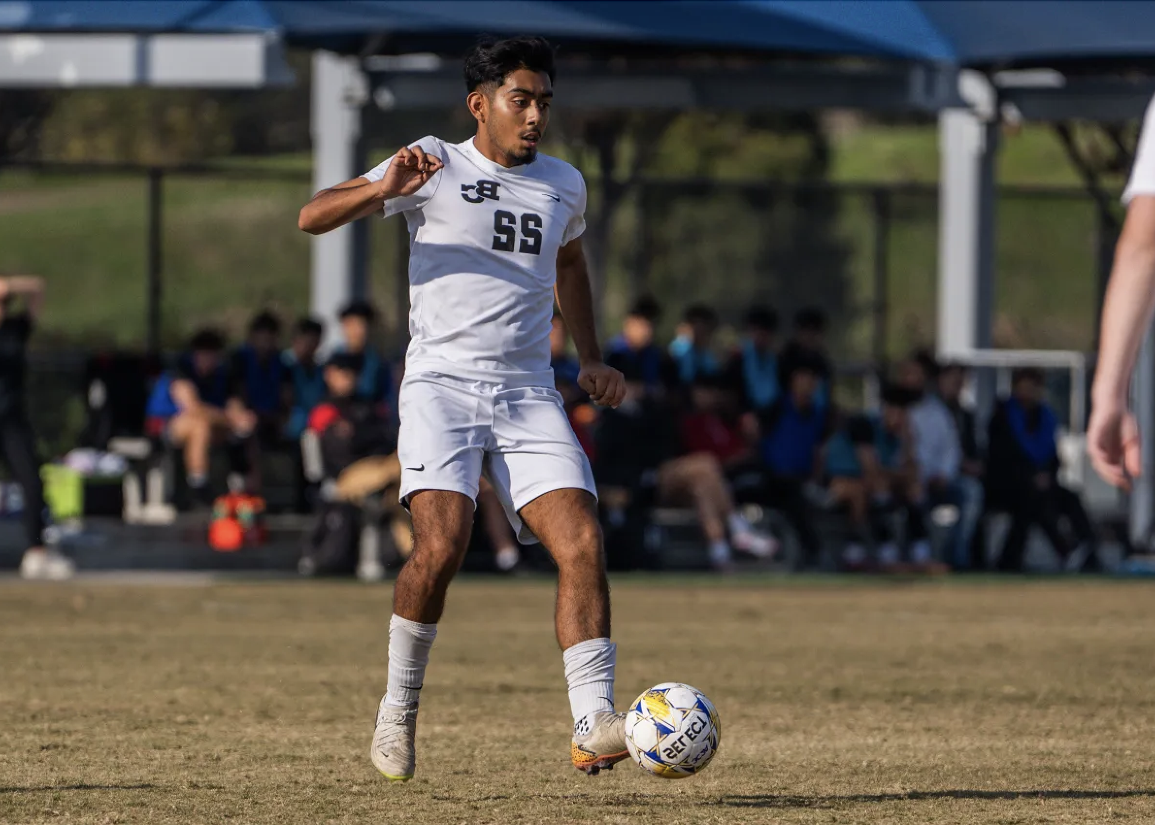 Julian Salinas dribbles the ball up field.